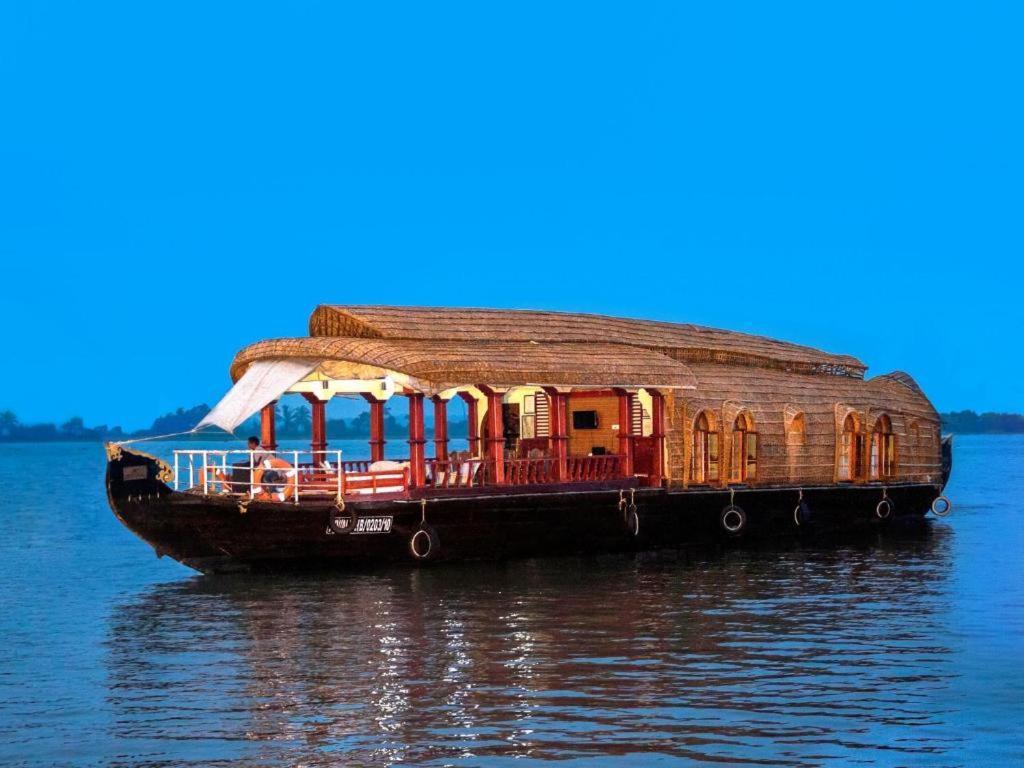 Aqua Castle Houseboat - By Aqua Jumbo Houseboats Hotel Alappuzha Exterior photo