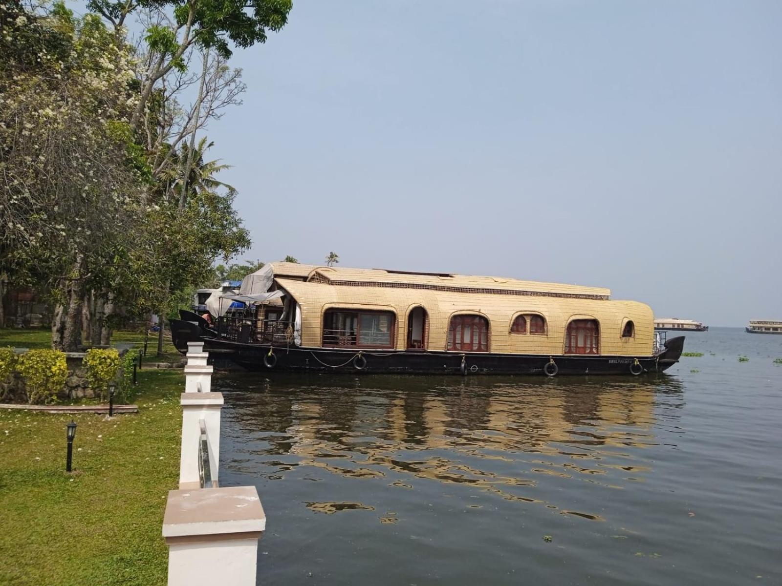 Aqua Castle Houseboat - By Aqua Jumbo Houseboats Hotel Alappuzha Exterior photo