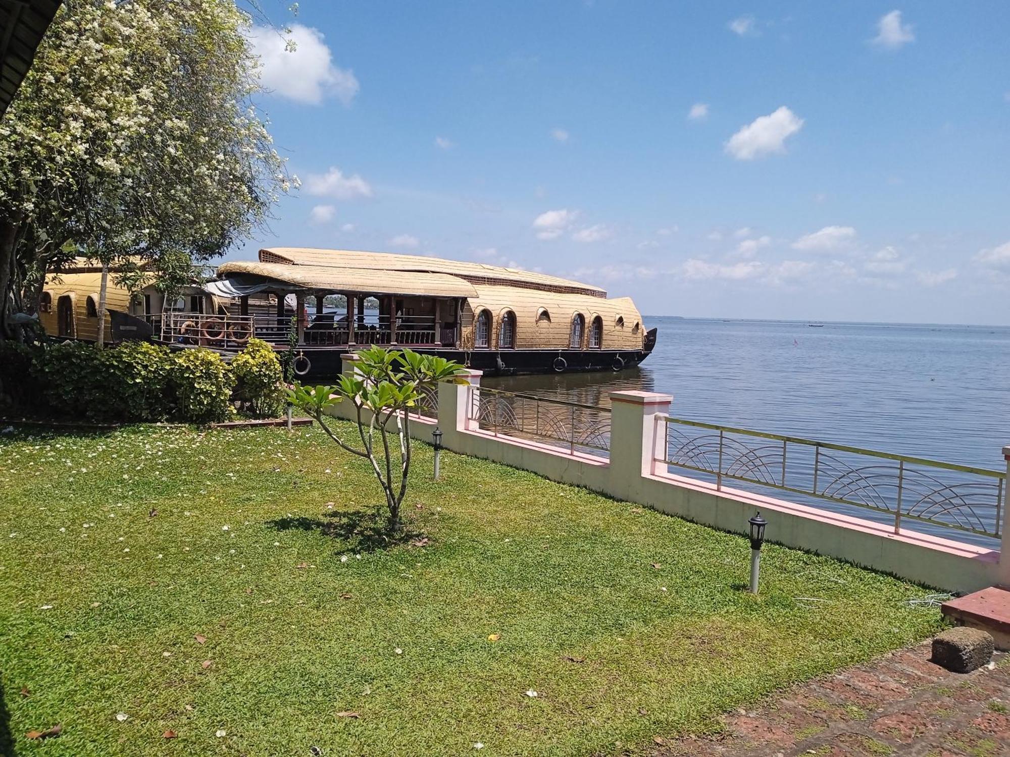 Aqua Castle Houseboat - By Aqua Jumbo Houseboats Hotel Alappuzha Exterior photo