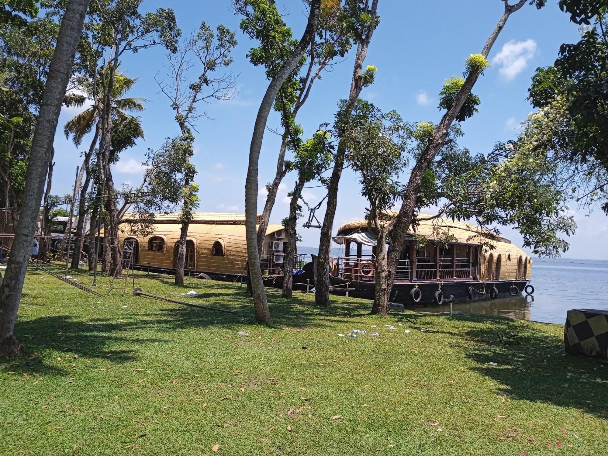 Aqua Castle Houseboat - By Aqua Jumbo Houseboats Hotel Alappuzha Exterior photo